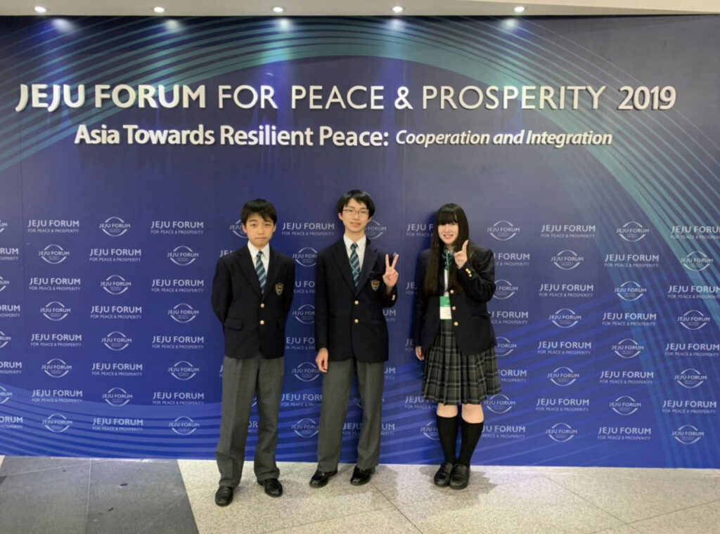 世界平和フォーラムでの生徒たち