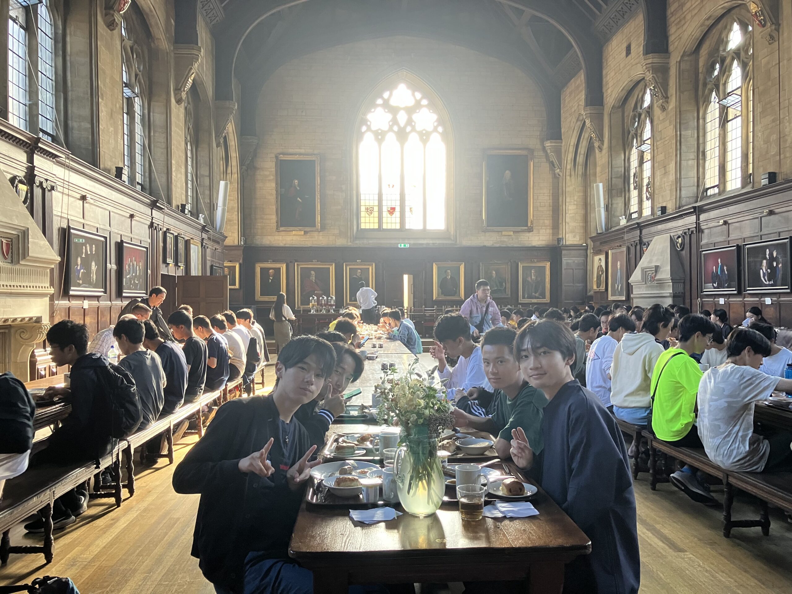 歴史の風格を感じさせる荘厳なオックスフォード大学の学生食堂で朝食