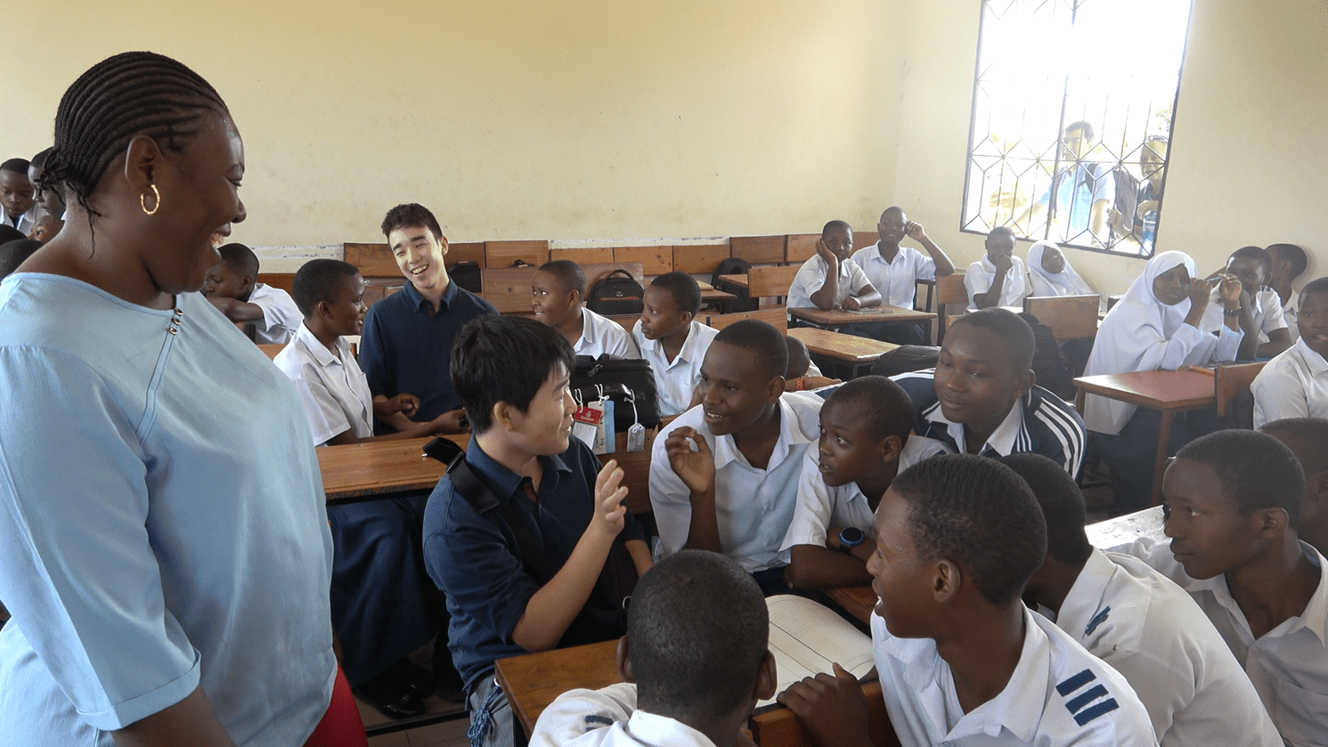 キハラカのセカンダリースクールで、スワヒリ語の授業中、現地の生徒と学んでいる様子