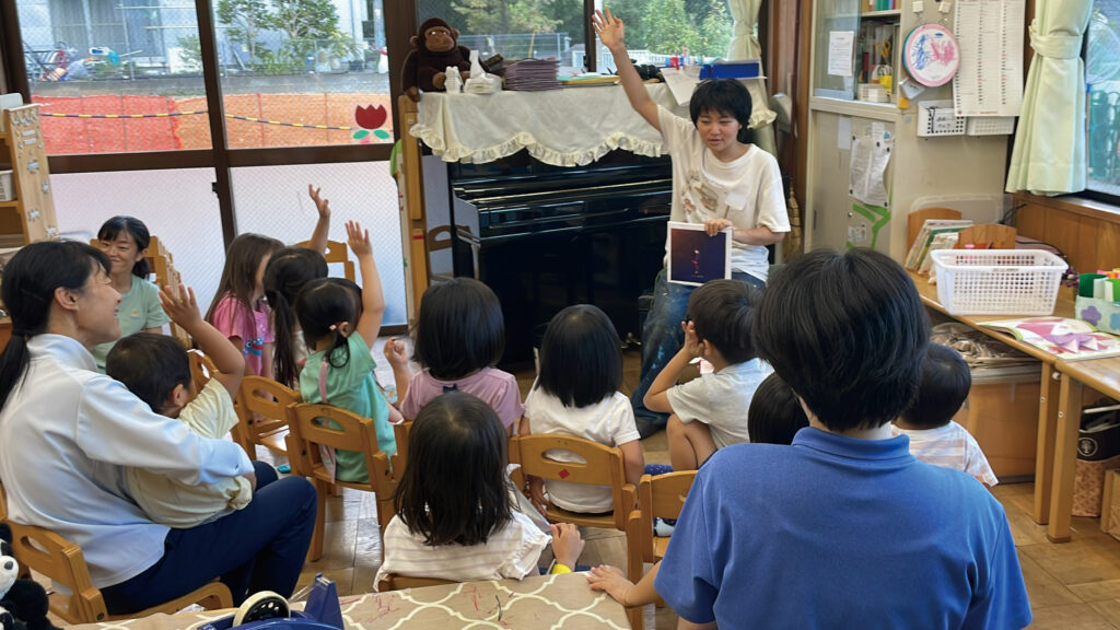 高2美術の「絵本の読み聞かせ」実習の様子