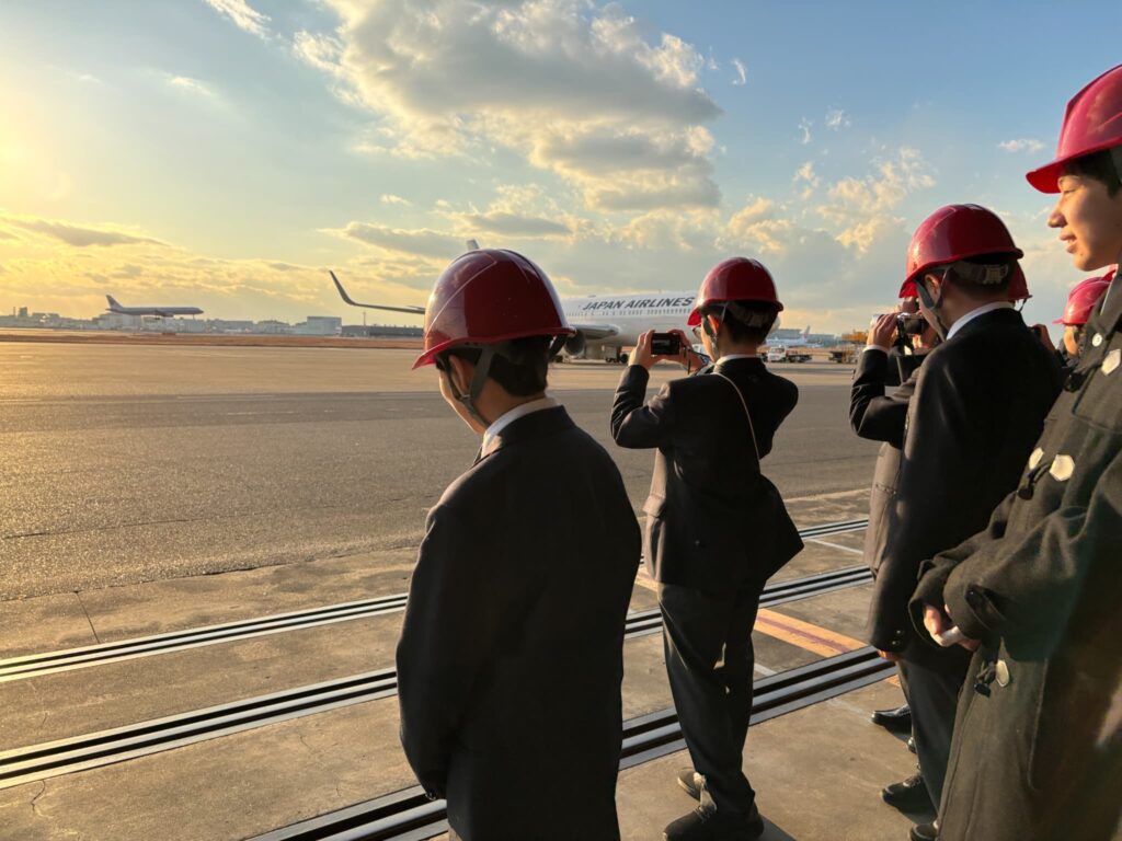 航空業界が抱える問題を実際に体感するJAL 羽田格納庫見学の様子